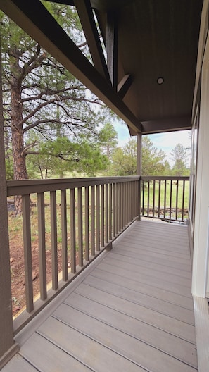 Terrace/patio - 6B Cozy Chalet in Beautiful Williams With Wi-Fi, AC, With Forest View and Patio. (Williams)