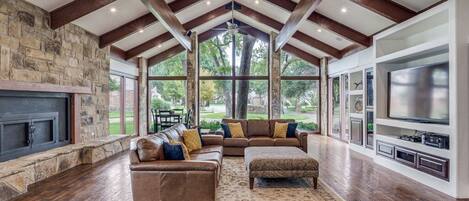 TV connectée, cheminée, jeux vidéo