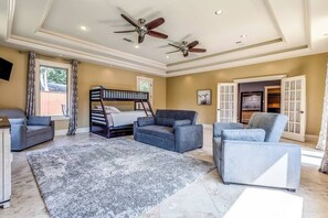 4 camere, una scrivania, ferro/asse da stiro, culla da viaggio