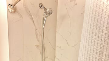 SĂšche-cheveux, serviettes fournies, papier toilette