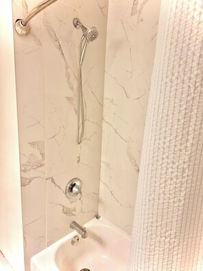Sèche-cheveux, serviettes fournies, papier toilette