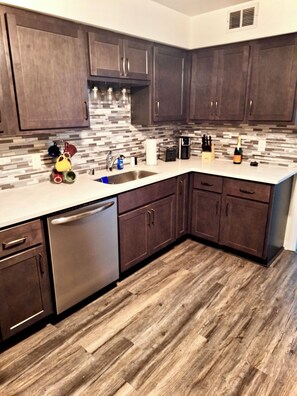 Fridge, microwave, oven, stovetop - Cozy 2-bedroom condo in pleasant Elm Grove with AC, WiFi (Elm Grove)