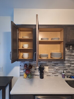 Fridge, microwave, oven, stovetop - Cozy 2-bedroom condo in pleasant Elm Grove with AC, WiFi (Elm Grove)
