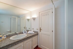 Appartement | Salle de bain | Douche, séchoir à cheveux, bidet, serviettes fournies