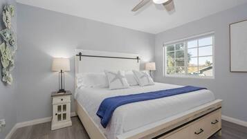 3 quartos, escrivaninha, ferros/tábuas de passar roupa