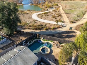 Una piscina al aire libre, una piscina climatizada