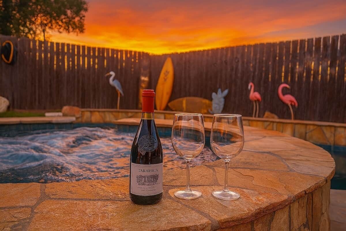 Una piscina al aire libre, una piscina climatizada