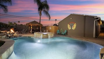 Alberca al aire libre y alberca climatizada