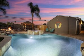 A swimming pool with a hot tub, lounge chairs, and a tiki hut. - Private Pool & Spa 3BR Sleeps 8 Resort-style Retreat Near San Diego (Lakeside)