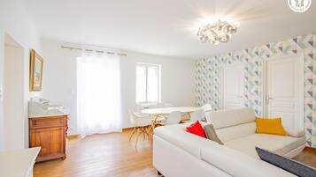 Fernseher, Tischtennisplatte