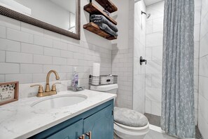 Douche, sèche-cheveux, serviettes fournies, savon
