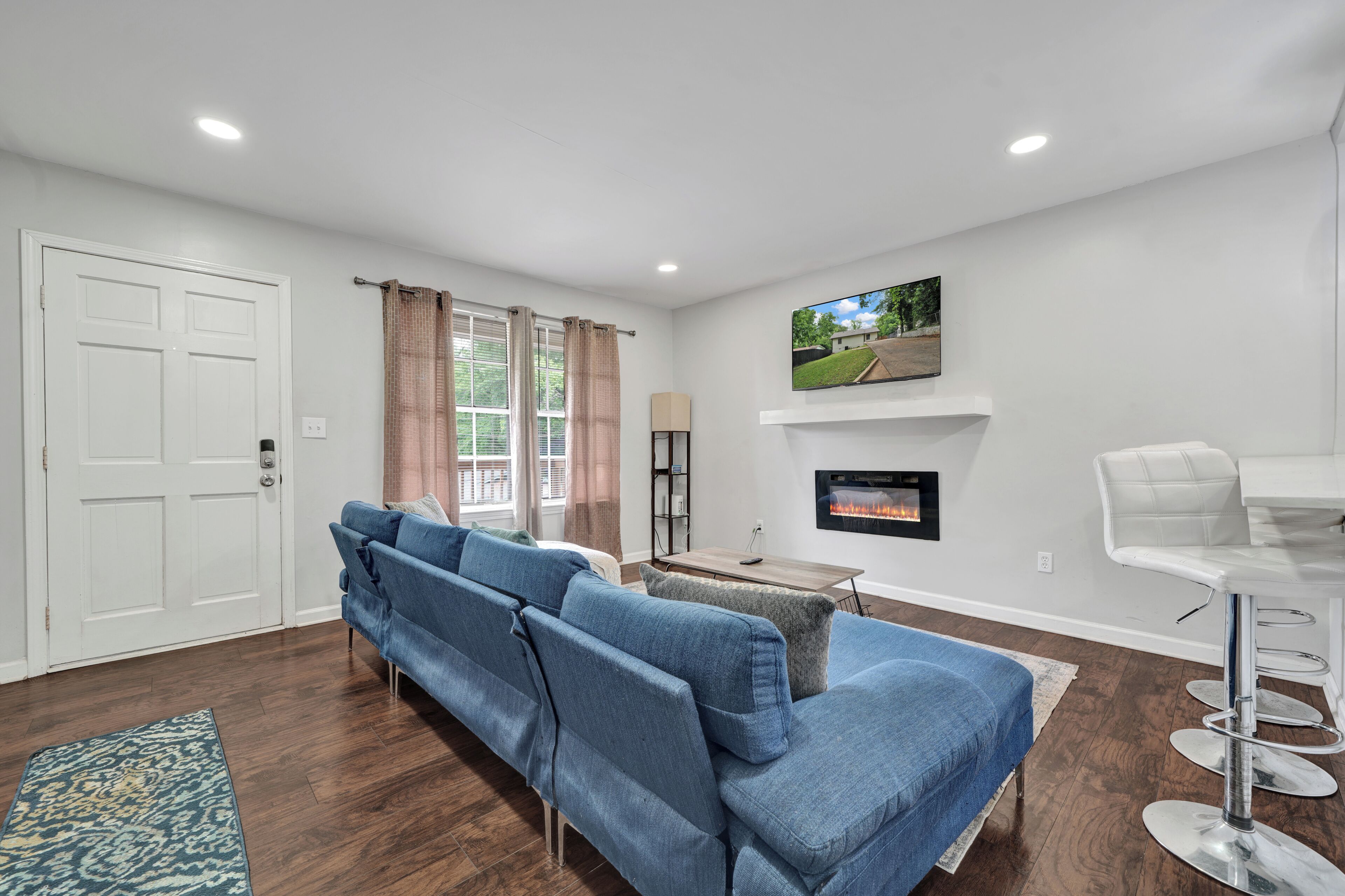 Smart TV, fireplace
