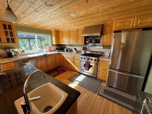 Fridge, microwave, oven, stovetop - Spectacular Views on 4 Acre Family Oasis Among Vineyards and Orchards (Manson)