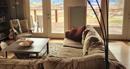 Spectacular Views on 4 Acre Family Oasis Among Vineyards and Orchards