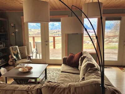 Spectacular Views on 4 Acre Family Oasis Among Vineyards and Orchards