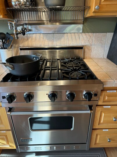 Spectacular Views on 4 Acre Family Oasis Among Vineyards and Orchards