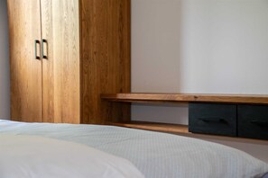 5 bedrooms, iron/ironing board, bed sheets, wheelchair access