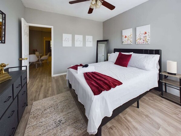 4 bedrooms, desk, iron/ironing board, travel cot - Cozy apt in Bayonne, 2 min walk to rail to NYC (Bayonne)