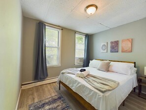 4 室のベッドルーム、デスク、アイロン / アイロン台、旅行用ベビーベッド