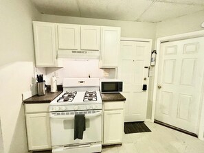 Fridge, microwave, oven, stovetop - Cozy apt in Bayonne, 2 min walk to rail to NYC (Bayonne)