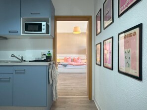 Een koelkast, een microgolfoven, een kookplaat