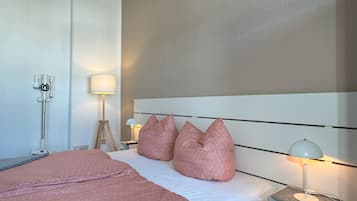 2 bedrooms, travel cot, free WiFi, bed sheets