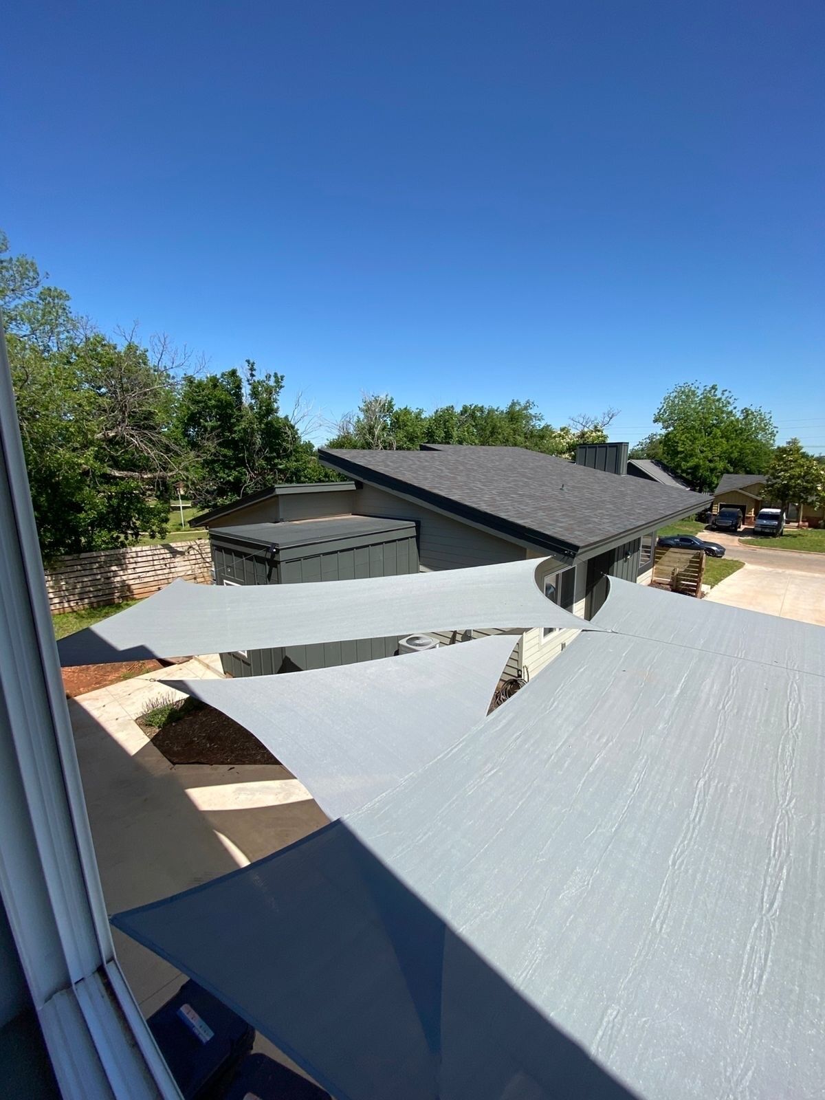 Ein Wohnhaus mit Satteldach und überdachter Terrasse.