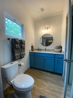 Ducha, toallas, jabón y champú