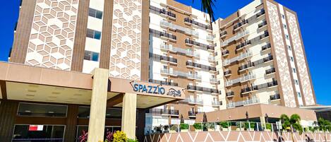 Vista frontal de la propiedad