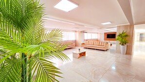 Ein geräumiges Wohnzimmer mit einer großen Couch, einem Couchtisch und einem Fernseher.