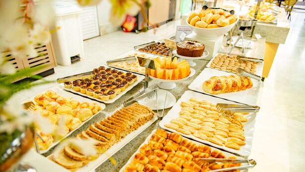 Ein Buffet mit verschiedenen Gebäcken und Desserts.