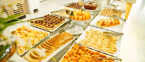 Free daily buffet breakfast