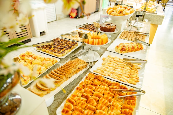 Buffet déjeuner gratuit tous les jours