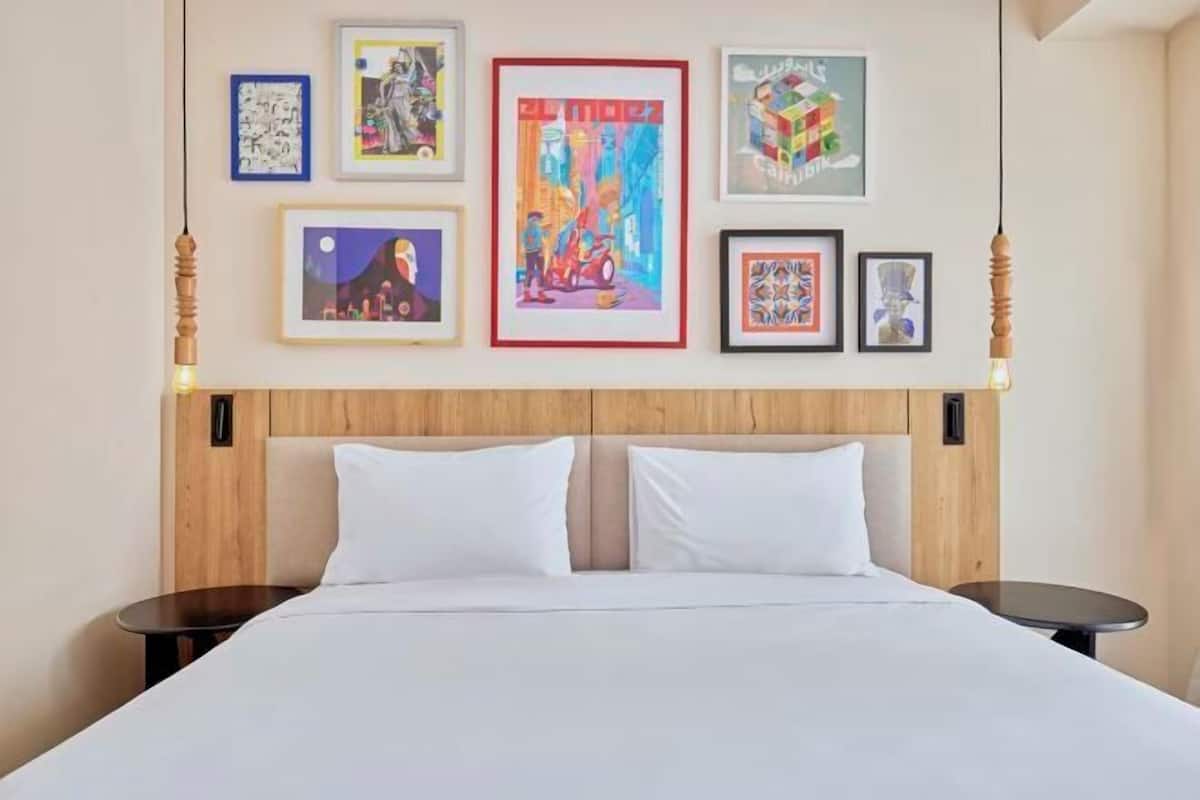 Egyptian cotton sheets, premium bedding, minibar, in-room safe