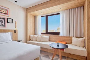 Chambre, 1 très grand lit | Draps en coton égyptien, literie de qualité supérieure, minibar