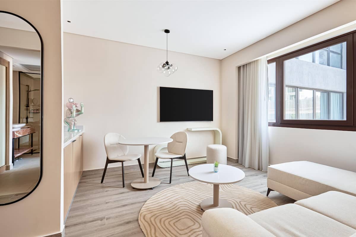 Deluxe Suite, 1 Bedroom | 1 bedroom, Egyptian cotton sheets, premium bedding, minibar