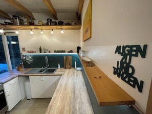 Fridge, oven, stovetop, dishwasher