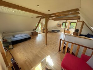 2 soverom, skrivebord, reiseseng for barn og wi-fi