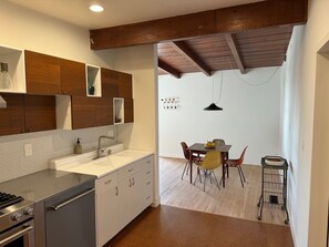 Réfrigérateur, four à micro-ondes, un four, surface de cuisson