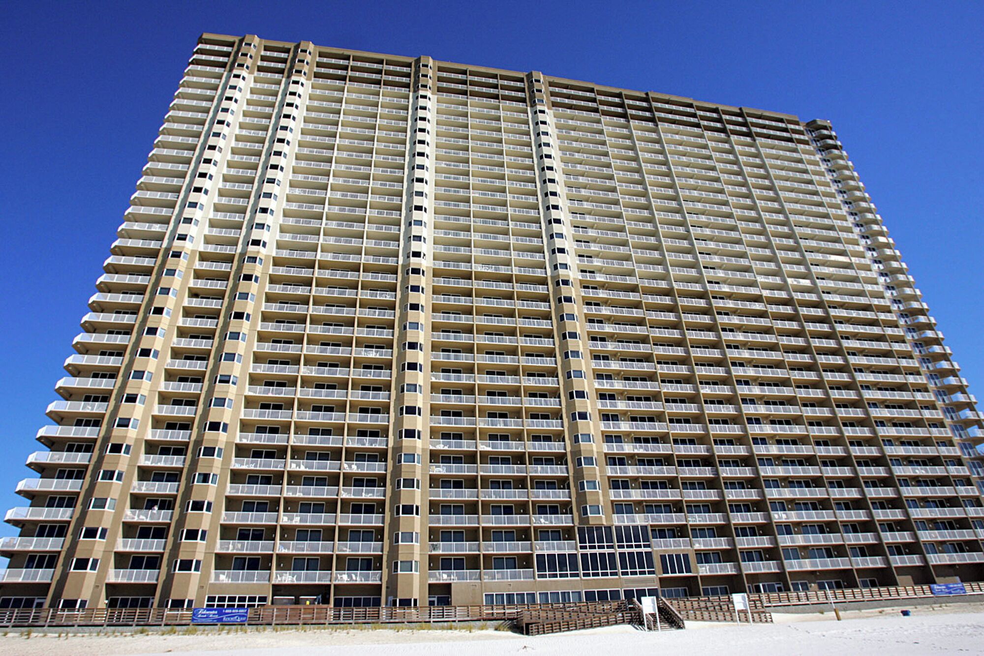 Un immeuble de grande hauteur, doté de nombreux étages et de balcons.