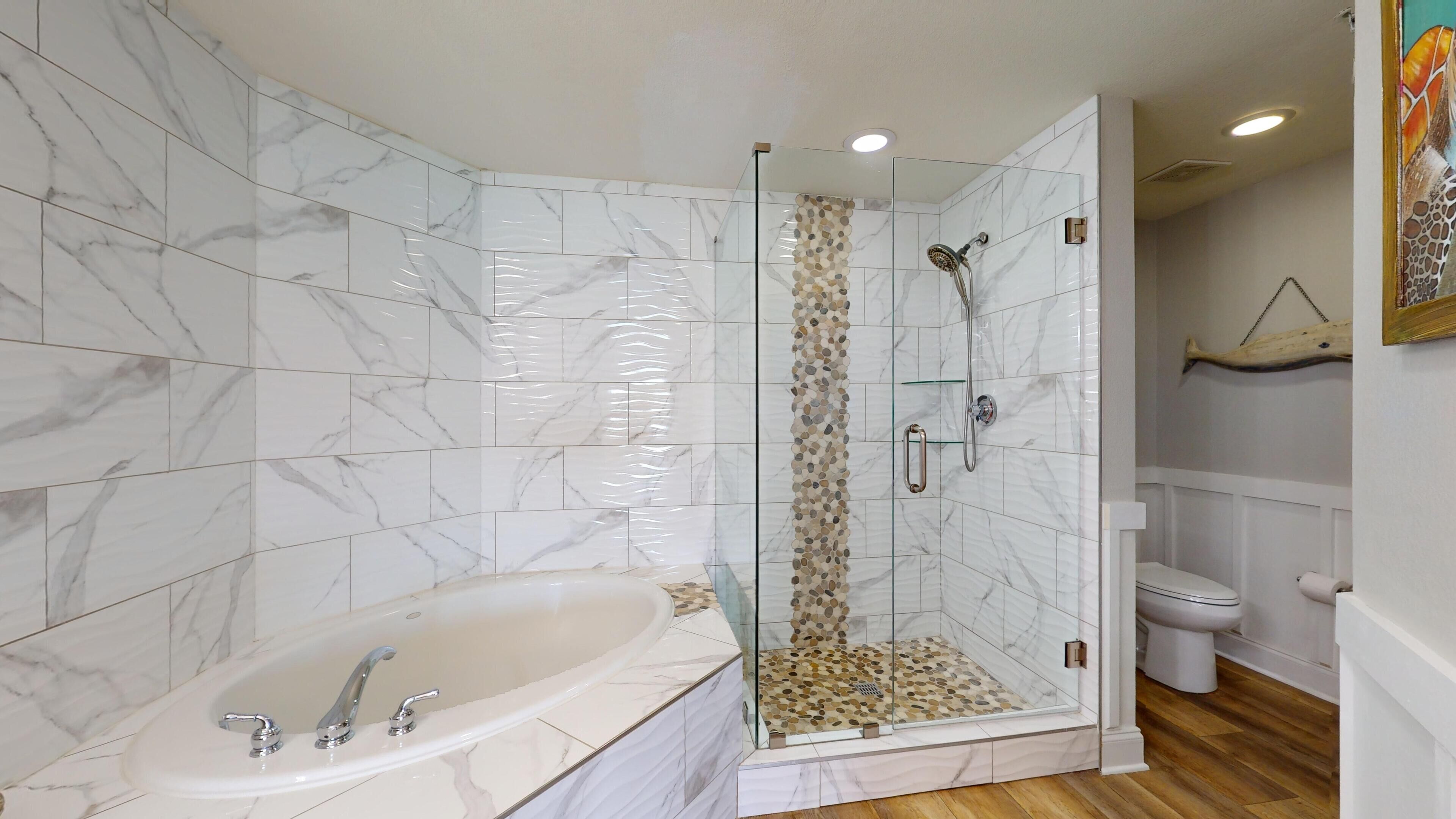 Ein Badezimmer mit Badewanne, Dusche und Toilette.