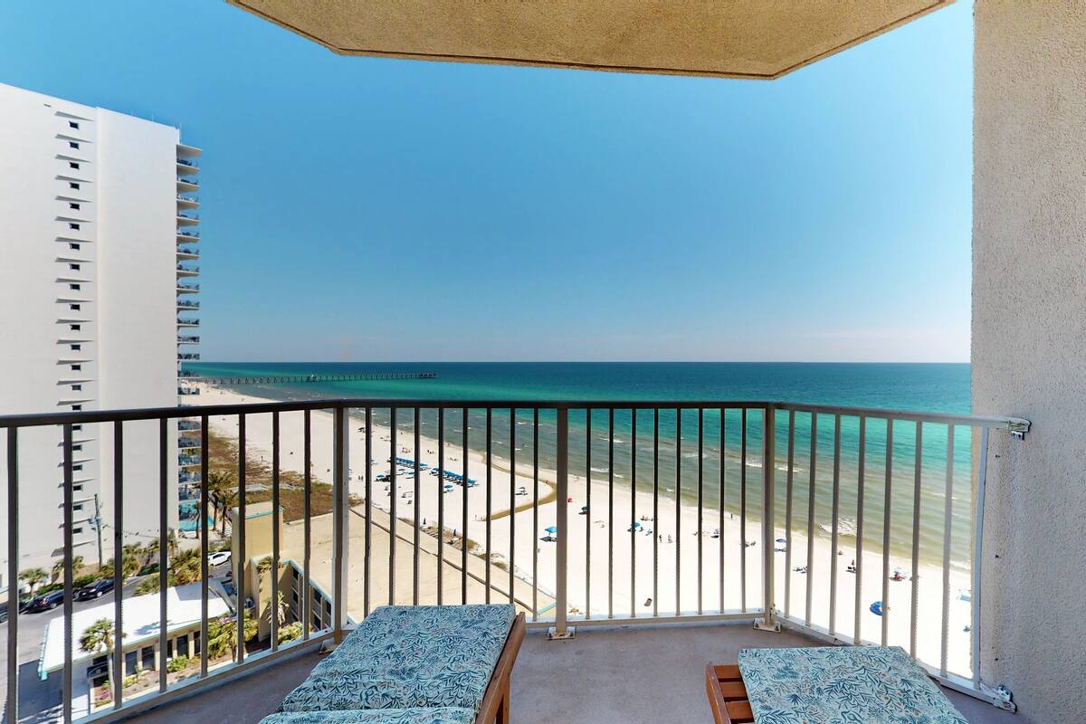 Ein Balkon mit Blick auf Strand und Meer.