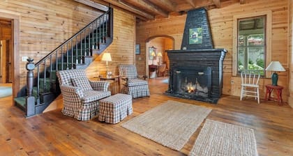 Lakeside 6-bedroom Cottage with Harbor