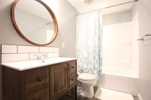 Towels, soap, shampoo, toilet paper - Peaceful guest accommodation with private patio and beautiful view (Vernon)