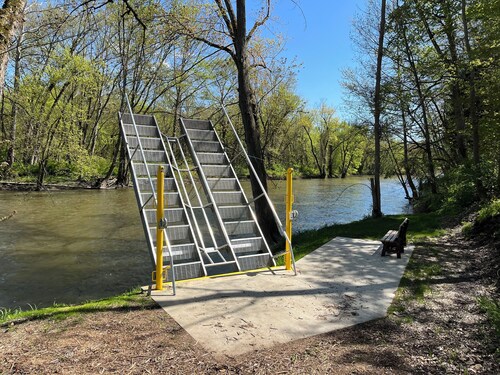 Cozy 1-bedroom creekside flat