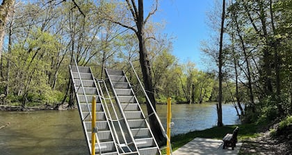 Cozy 1-bedroom creekside flat