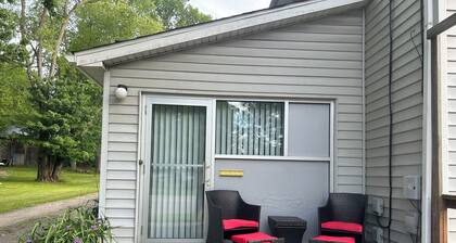 Cozy 1-bedroom creekside flat