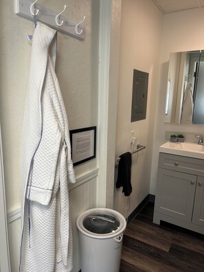 SĂšche-cheveux, serviettes fournies, savon, papier toilette