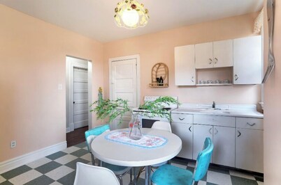 Fun Retro Apartment on Quiet Dead End Street Near Stage AE & Acrisure Stadium