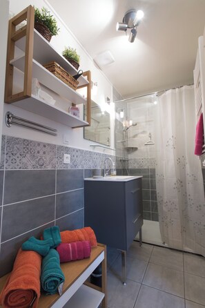 Shower, hair dryer, towels